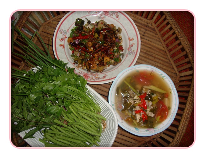 [b]ลาบปลาช่อนทอดกรอบ+ต้มยำหมู+ผักสด[/b]

 :umh: :umh: :umh: