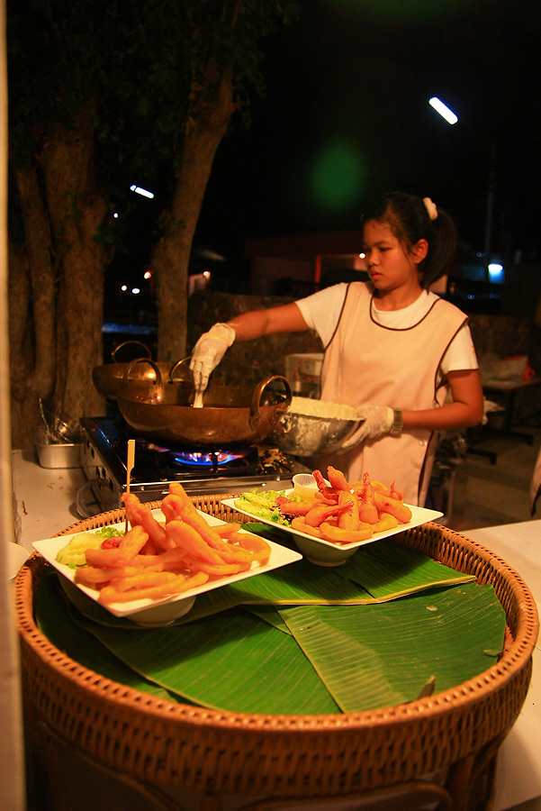 น่ากินจังเลย ทอดกันสด ๆ...กุ้งชุบแป้ง.....  กลิ่นหอมยวนใจ...

คว้าแบ๊งค์ร้อยจะจ่ายไป น้องเค้ากลับบ