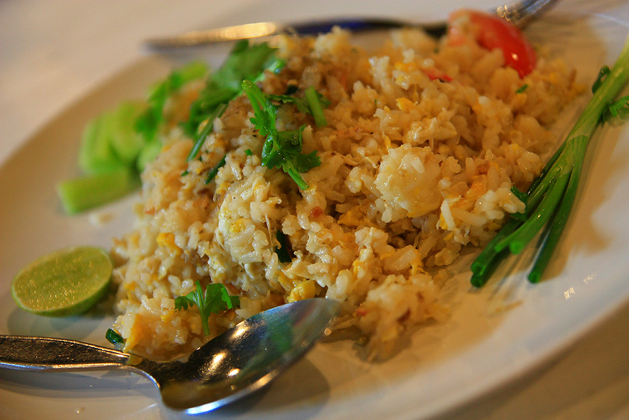 ข้าวผัดปู จานใหญ่เลย...จานเดียวอิ่มแน่ ๆ เนื้อปูใส่มาเเยะมาก  45 บาท คุ้มราคาเลยค๊าบ..
 :smile: :sm
