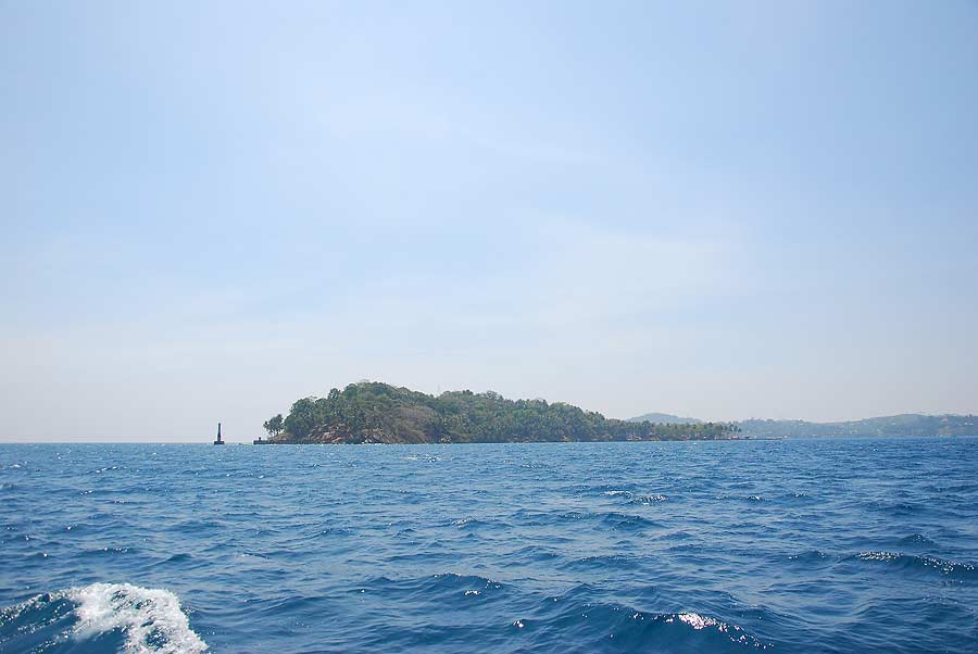 ด้านช้ายปากทางเข้า port  blair  เป็นทางเข้าอ่าวกว้างประมาณ 1 กิโล