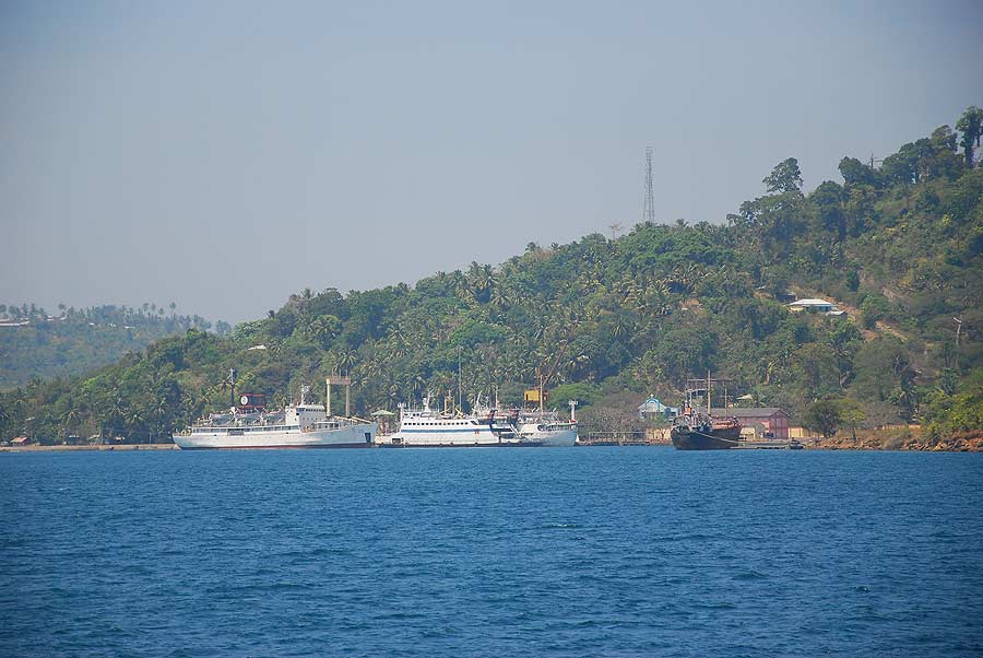 ภายในอ่าวที่ port  blair มีเรือโดยสารขนาดใหญ่  หลายลำ