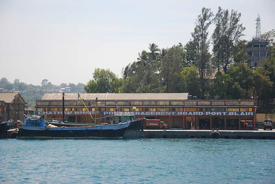 ท่าเทียบเรือ  ภายในเกาะ 