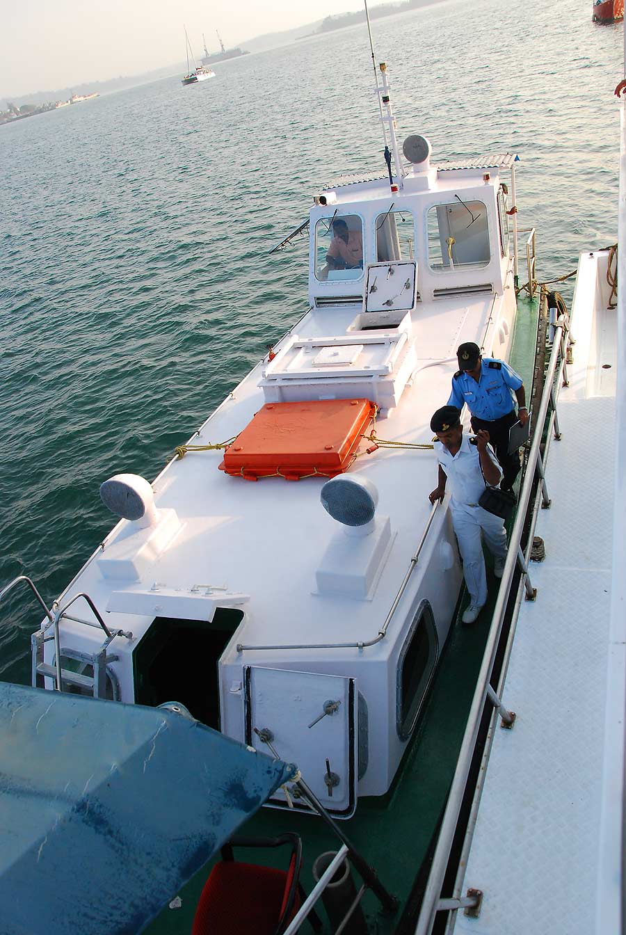 เรือเจ้าหน้าที่ cost guard จอดเทียบ มีเจ้าหน้าที่ขึ้นมาตรวจ 3 คน

เจ้าหน้าที่ของ cost guard จะมีเร