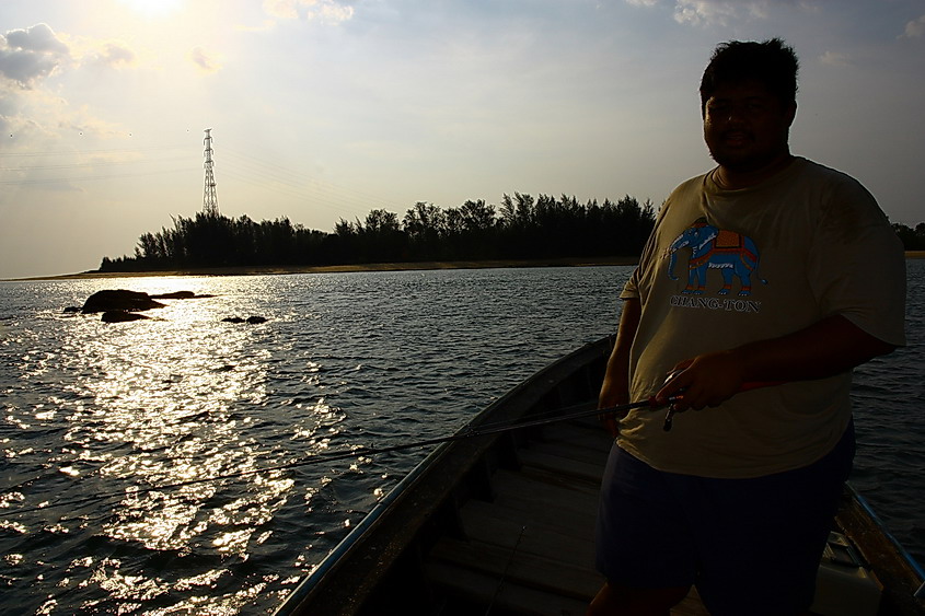 เมื่อควายดำเริ่มขยับตัวก็ต้องรีบคอยถ่วงเรือกันไว้ก่อน.. ดูรูปเอาเองว่าเรือเอียงขนาดใหน??