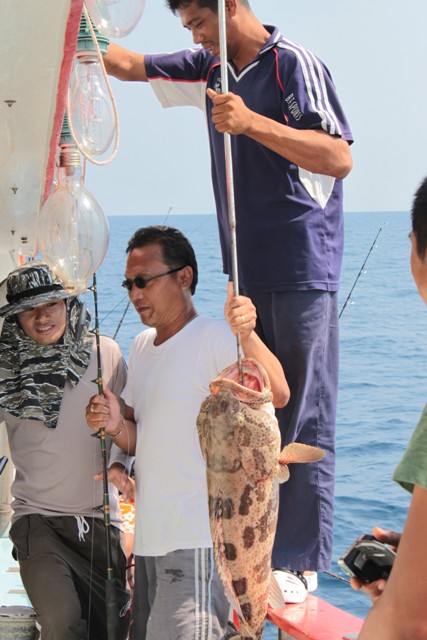 เบื่องหลังการถือปลาถ่ายรูปคือพี่ต