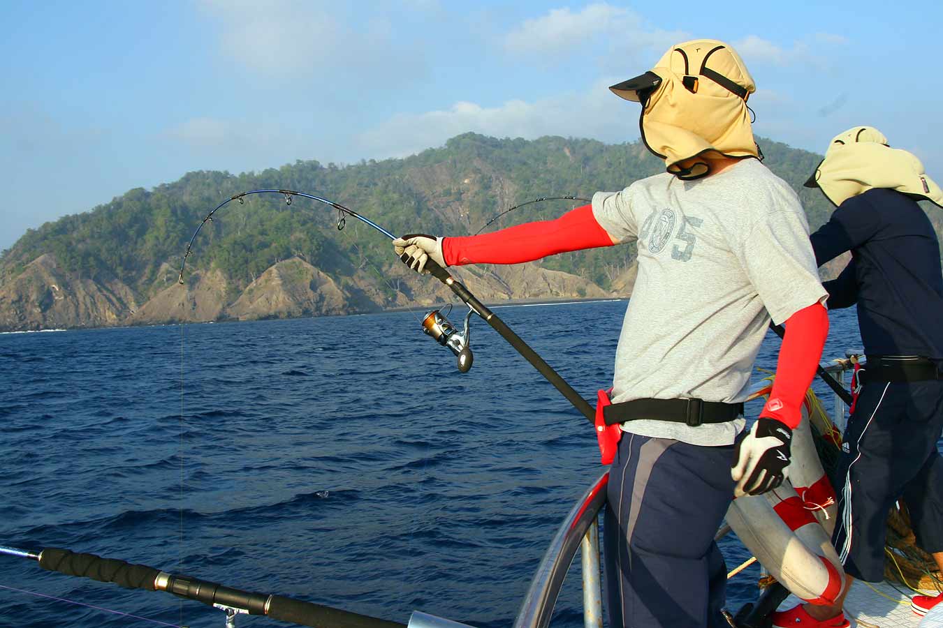 เอ่า  น้าโจ้ก็ โดนที่หัวเรือเหมือนก
