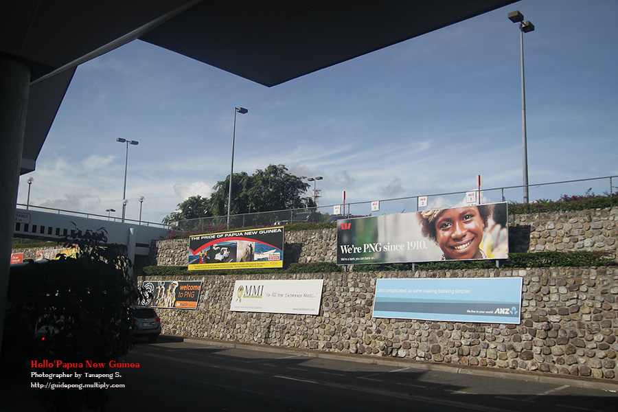 "Wellcome to Papua New Guinea"

เจ้าหน้าที่ศุลการกร ตรวจค้นละเอียดยิบเลย ตามมาตราฐานเคยเป็นเมือง