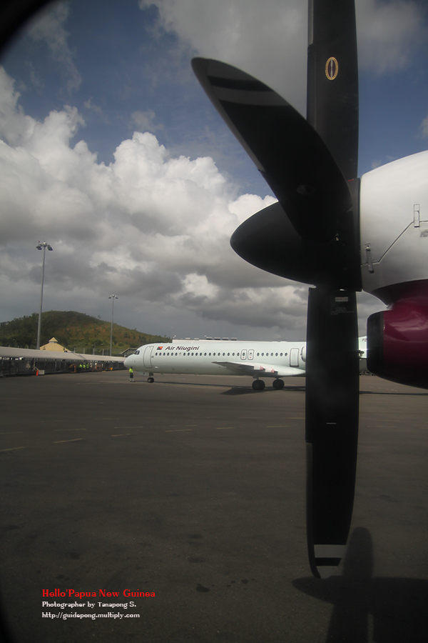 จาก Port Moresby (เมืองหลวง) - Alotau (เมืองท่า) มีแค่วันละเที่ยวบินเท่านั้น..

ใช้เวลาเดินทางประม