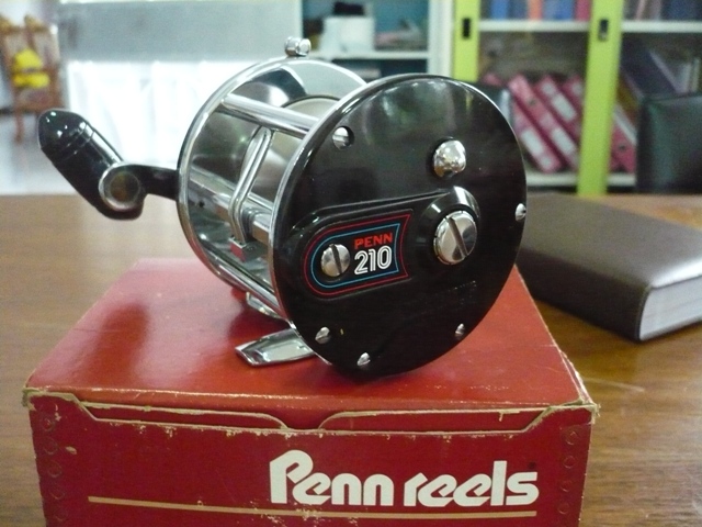 ตัวนี้เป็น PENN High Speed Level  Wind   
   PENN 210   สภาพสมบูรณ์ 100% ได้มาพร้อมกล่องตะเข็บ และอ