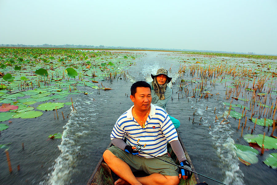  [b]วันนี้ออกเรือกับไต๋กรุ่นครับ  แกพาเข้าหมายแหล่มๆทั้งนั้นเลย  
ขึ้นเรือแกแล้ว  สบายใจไป 99%   อี