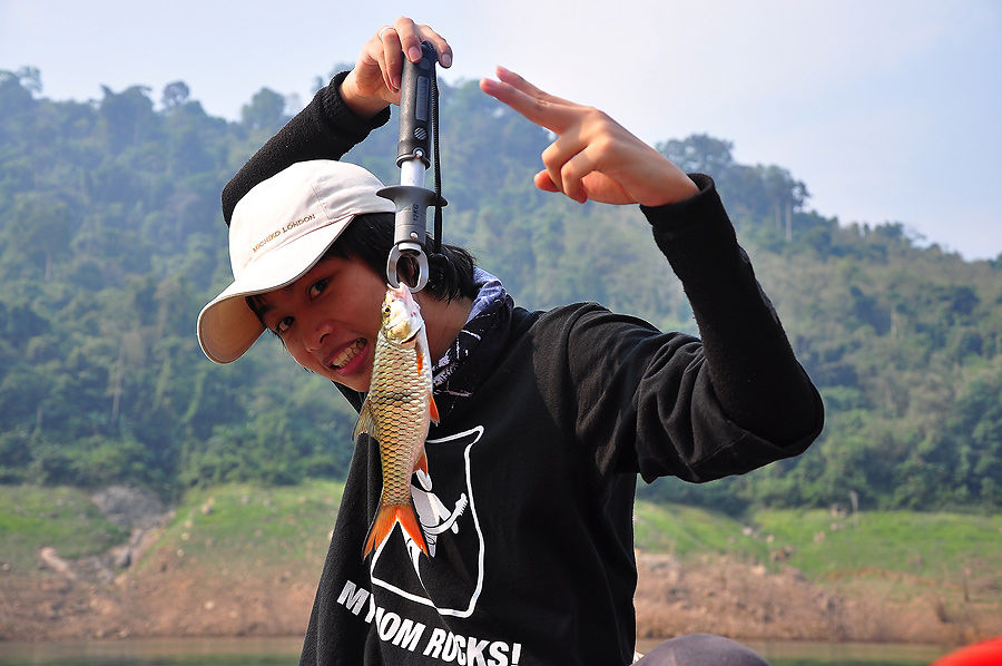 แน่ะดูมานเก็กท่าพร้อมบอกให้ไต๋โกขยับเรือเข้าหามุมแสงด้วยอ่ะ :ohh: :ohh: :ohh: