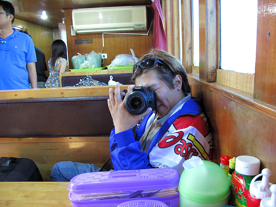 ตานี่ถ่ายแหลก  เจ้าหน้าที่มาตรวจพาสปอตร์ ยังถ่ายเลย  :grin: :grin: :grin: