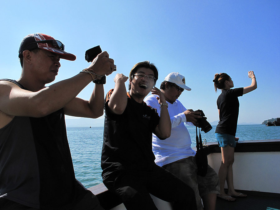 นั่งคุยกะพี่มิตรเรื่องไปตีป๊อปที่ตรังอยู่ :grin: :grin: