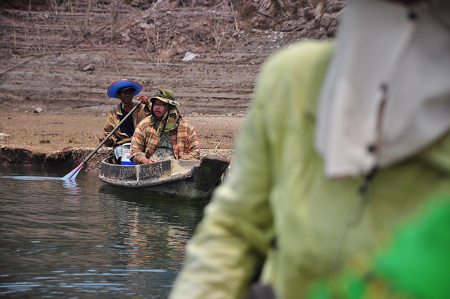 ผมบอกให้ไต๋โกค่อยๆออกเรือไปอย่าให้เสียงดัง พร้อมลำของบังมารด้วยคร๊าบบบบบบบบ :grin: :grin: :laughing: