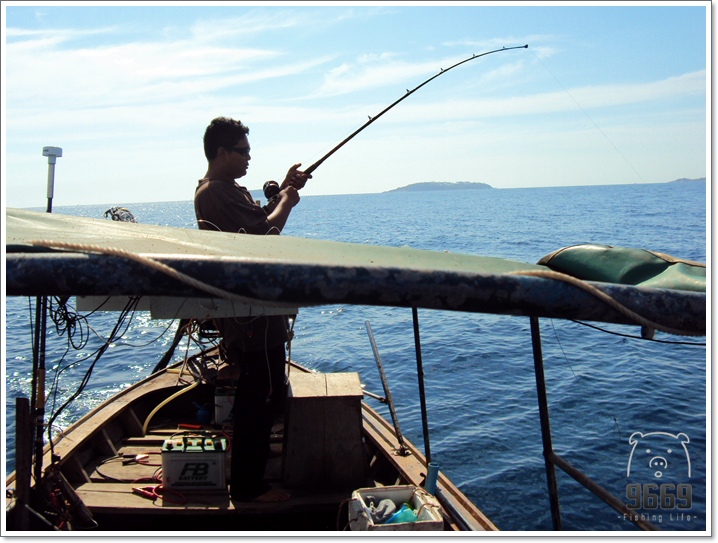 สายเบ็ดพันหางเสือเรือ ผมต้องวิ่งจากหัวเรือมาเล่นปลาต่อที่ท้ายเรือ ไปกัน 2 คน ชลมุนมากๆ ต้องช่วยเคลีย
