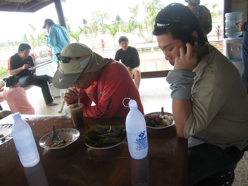 
น้ำ...เย็น..มี...ไว้..ให้...ทาน..ฟรี....

กาแฟ....มี....ชาดำเย็น......มี.....แต่...ต้อง...ช่วย..