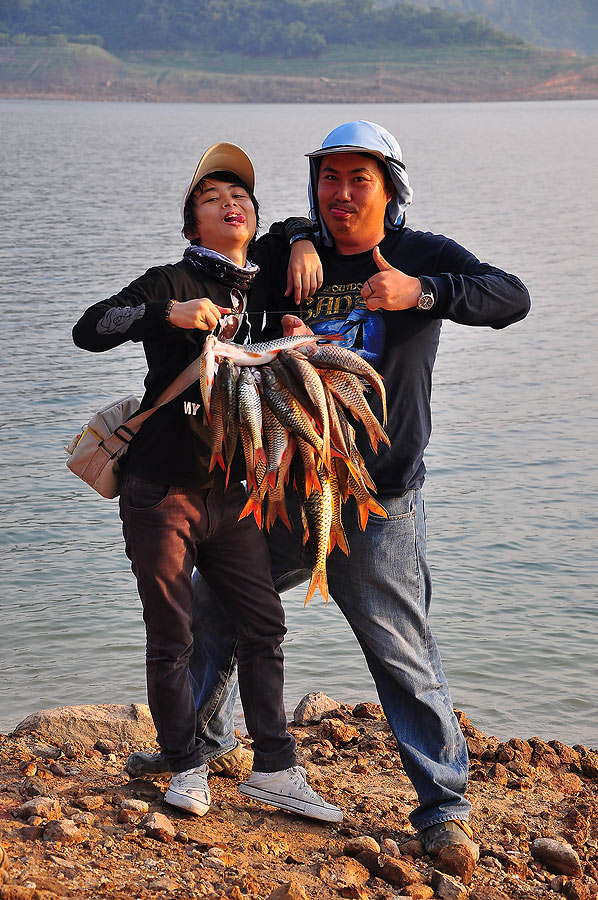 คู่นี้ตกลงกันไม่ได้กว่าใครจะถือก่อน เอาเป็นถือพร้อมกันไปเลยน่ะ :grin: :grin: :grin: :grin: