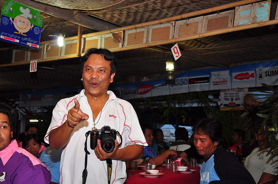 เดินเข้ามาในงานก็เจอ พี่ดำราพาล่าเลยอ่ะ :grin: :grin: :grin: