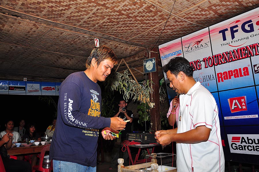 น้องโอมจากแปดริ้วได้ของรางวัลด้วยเหรอเนี่ย :ohh: :ohh: :grin: :grin: :grin: