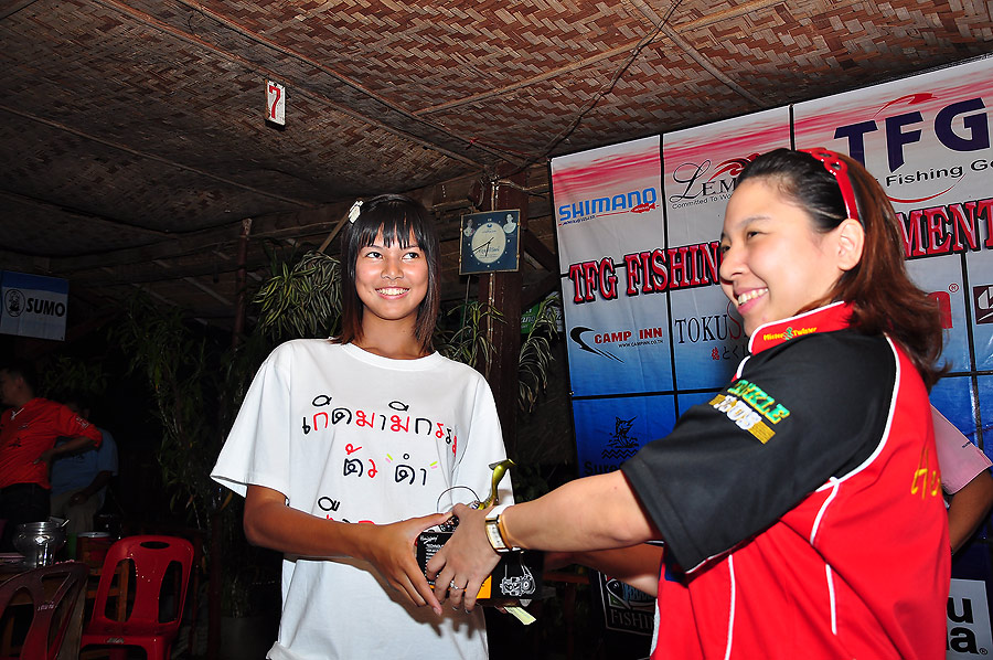 คุณปูมามอบของรางวัลให้น้องโกโก้ :grin: :grin: :grin: