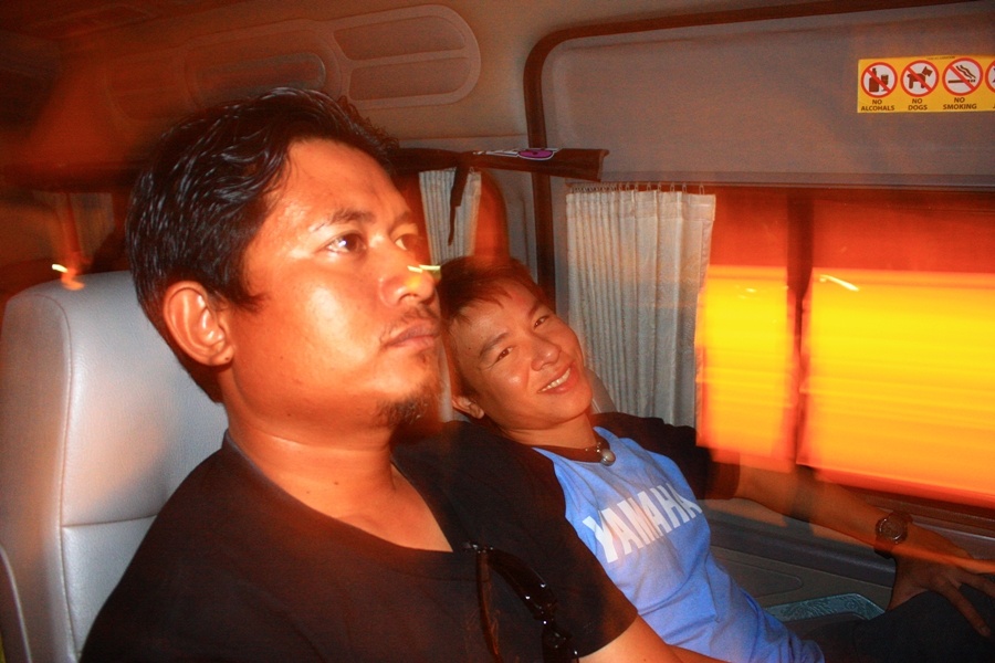 เปิดหนังดูแบบว่าใจจดใจจ่อ เดากันเอาเองนะครับว่าหนังอะไร  :grin: