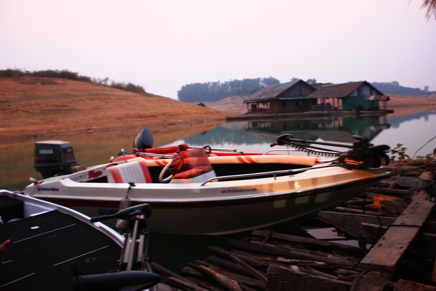 มีเรือจอดเทียบท่าอยู่ สวยจัง เป็นเรือของน้าครูเอ๋ :grin:
