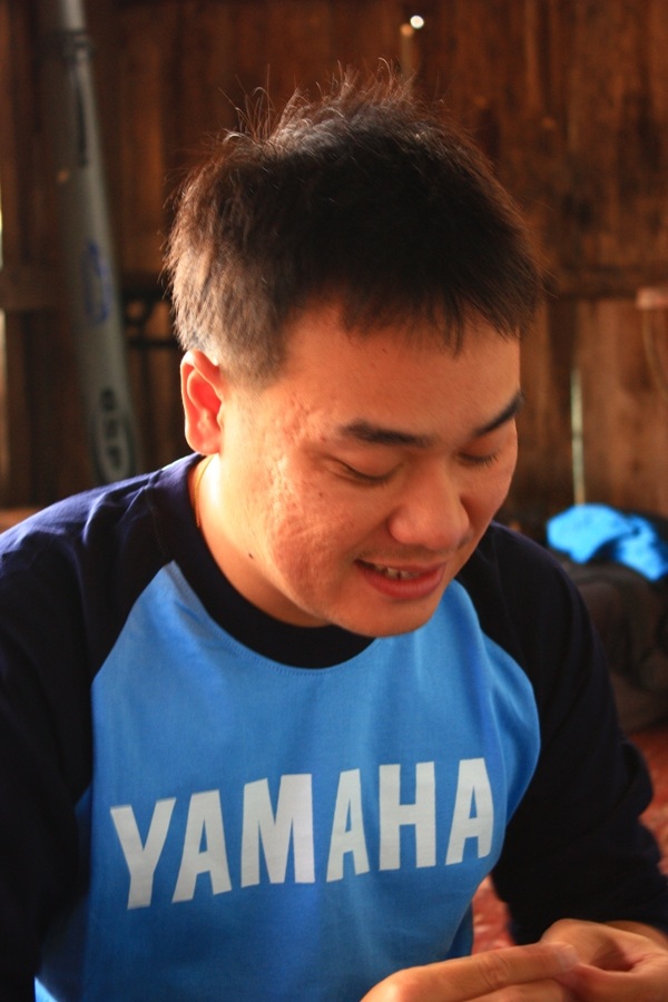 น้าตรู่ยังนั่งอยู่ที่เดิมแบบว่ามุ่นอยู่กับอุปกรณ์ตัวเอง  :grin:
