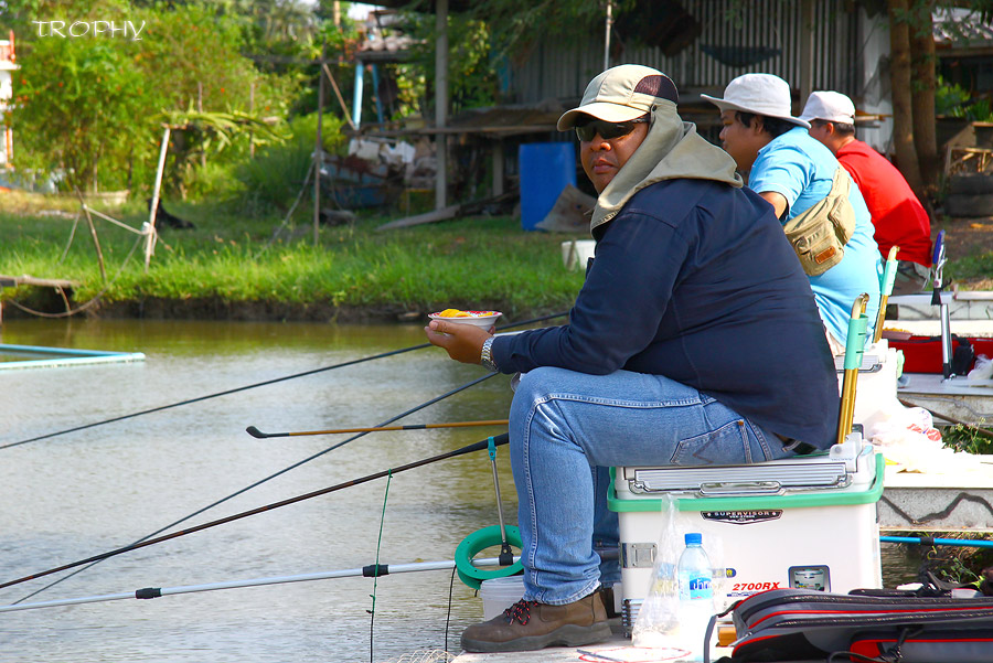 มีแต่น้าตั้มที่ยังเงียบอยู่ เลยซัดข้าวเหนียวมะม่วงแทนปลาซ่งละกัน  :laughing: