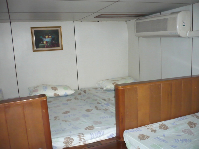 เดินลงบันไดไป ใต้ท้องเรือมีห้องนอน 2ห้องพร้อมแอร์..
