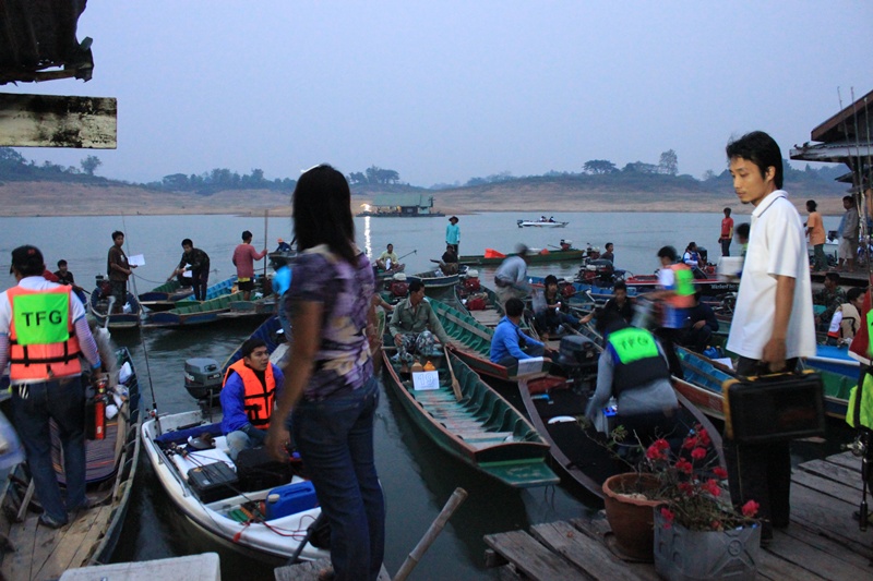 มองหาเรืออยู่ครับว่าลำไหน.....