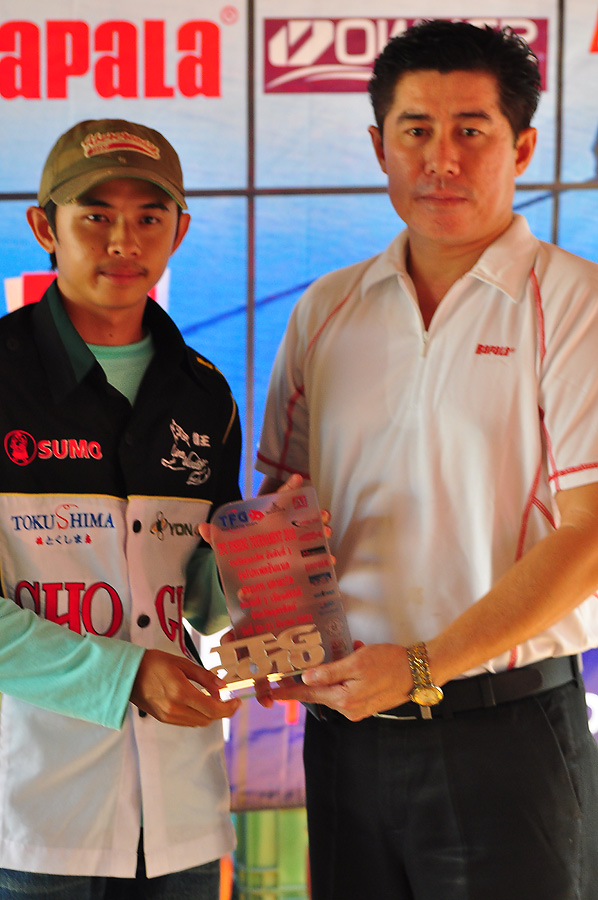 น้องตู่ได้รับรางวัลชนะเลิศประเภทปลาชะโดครับ :grin: :grin:
ส่วนประเภทสะสมแต้ม กล้องมาไม่ทันเจ้าต่ายเ