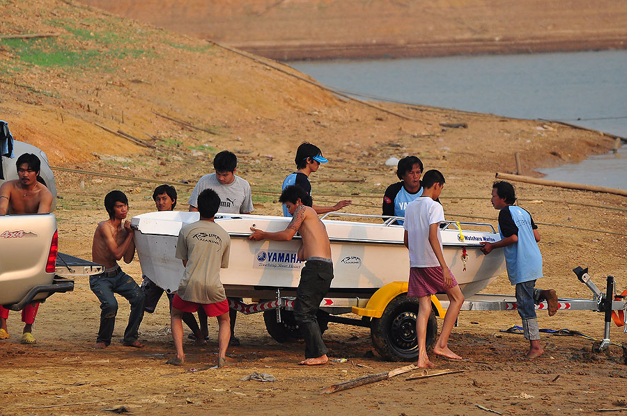 มาชมบรรยากาศหลังเลิกงานแข่งกันน่ะครับ ช่วงนี้เป็นการเอาเรือขึ้นครับ :grin: :grin: