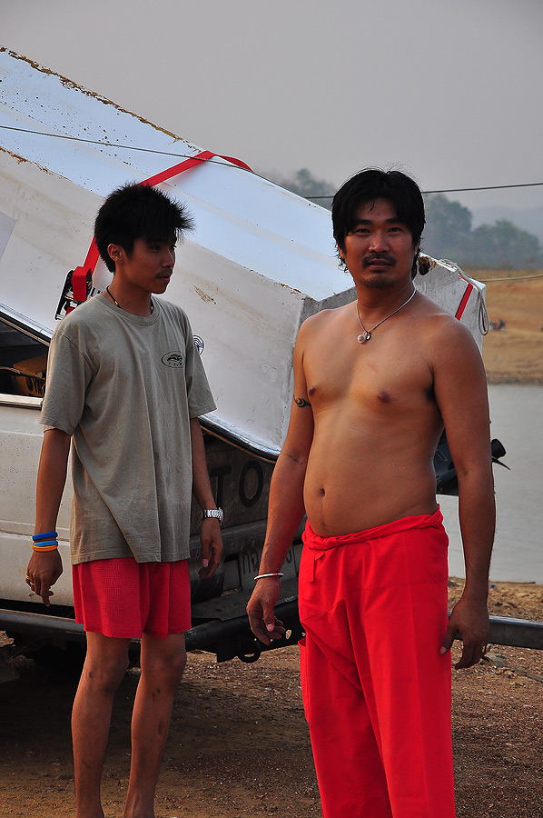 เอ้า...........ดูดิ พ่อกับลูกใครหล่อกว่ากัน (ลูกไม่ใส่กางเกง พ่อไม่ใส่เสื้อ เลยหล่อพอกันเลย)คร๊าบบบบ