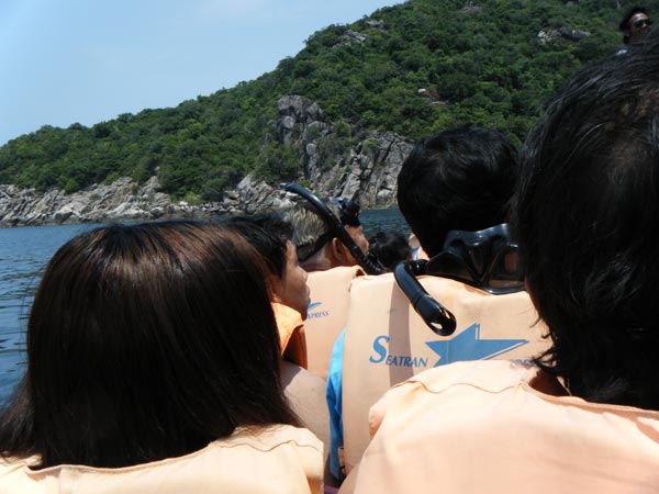 ภาพนี้อวสานกล้องดำน้ำ

ลงเรือเล็กเข้าไปที่จุดดำน้ำดูปะการังอ่าวมะม่วง นึกว่ากล้องพร้อม คนพร้อม
เล