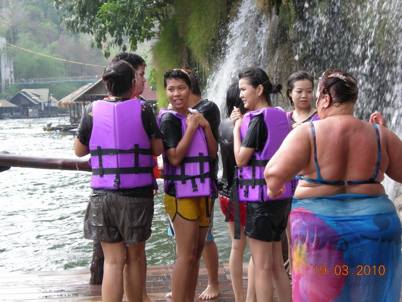 วิธีเล่นน้ำตกคือเดินเข้าไปให้น้ำตกรดตัวเป็นการนวดด้วยน้ำตกแก้เมื่อยได้ครับแต่หนาวจริงๆเลย เห็นแหม่มท