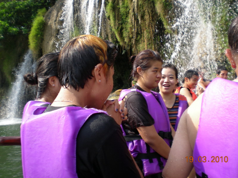 พอเล่นน้ำตกรดหัวเสร็จก็เดินออกมาเพื่อให้คนอื่นเล่นบ้าง
 :grin: :grin: :grin:
