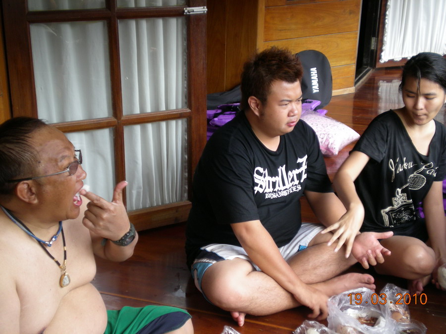 สวัสดีครับน้า ต้าร์_บางกะปิ และน้า Nisimoครับ
เจ้าจุ่นน้องเมียผมมันแสบดูมันถ่ายผมซิผมเอาข้าวเหนียวแ