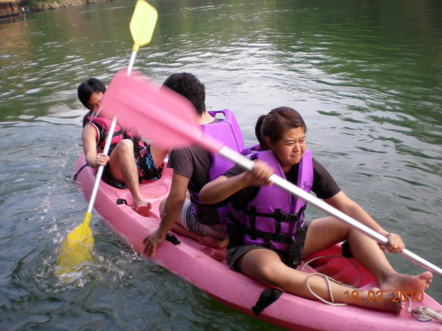 แล้วความอลเวงก็เกิดขึ้นกับเจ้าสามเกลอพายเรือลำนี้
 :laughing: :laughing: :laughing: