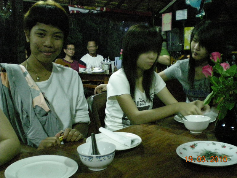 ระหว่างรออาหารก็ถ่ายรูปเล่นไปก่อน
 :laughing: :laughing: :laughing: