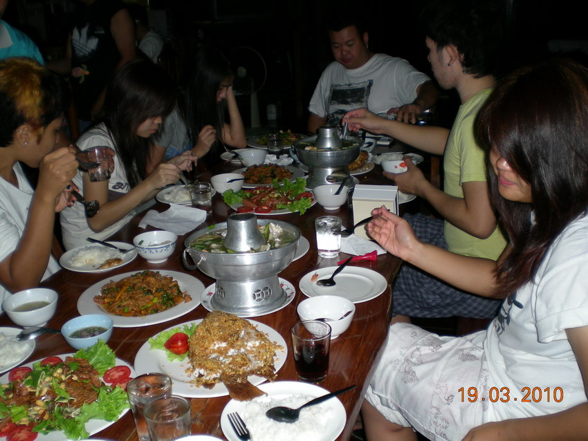 รูปข้างบนที่เห็นมีโต๊ะอื่นนะมาด้วยกันนะครับเค้ายกโต๊ะใหญ่ให้ครอบครัวใหญ่น่ะครับ เปล่าหรอกเค้ากลัวกิน