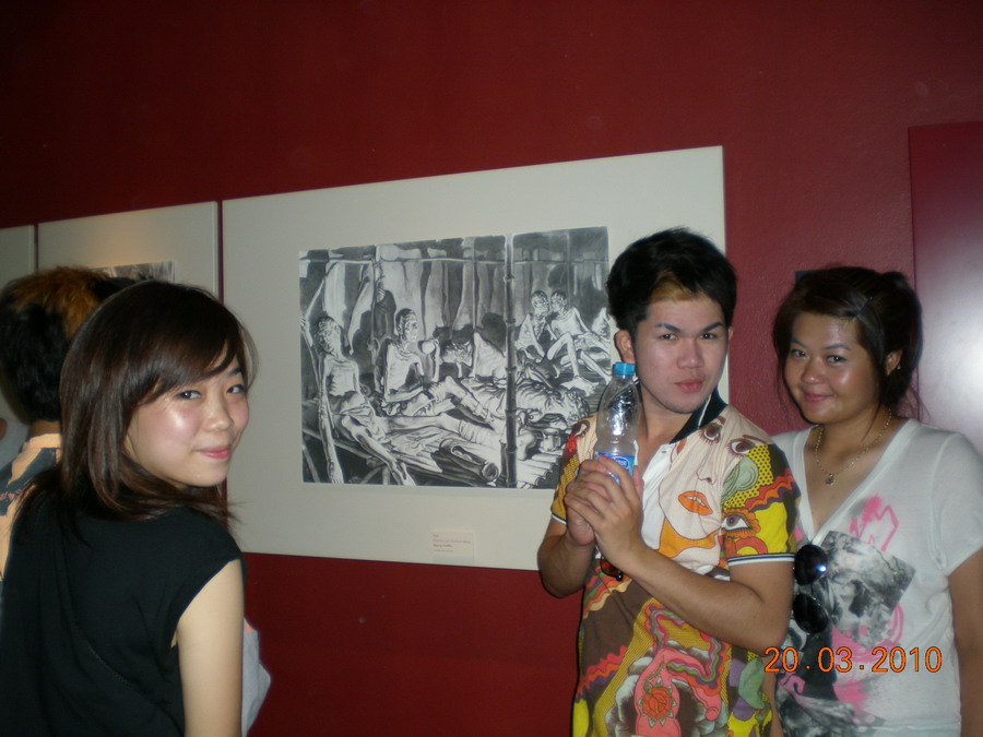 นี่คือภาพวาดนักโทษทหารชาวฝรั่งที่ถูกทรมานจนผอมโซ อดข้าวอดน้ำ แล้วเสียชีวิตไปเป็นจำนวนมาก
 :sad: :sa