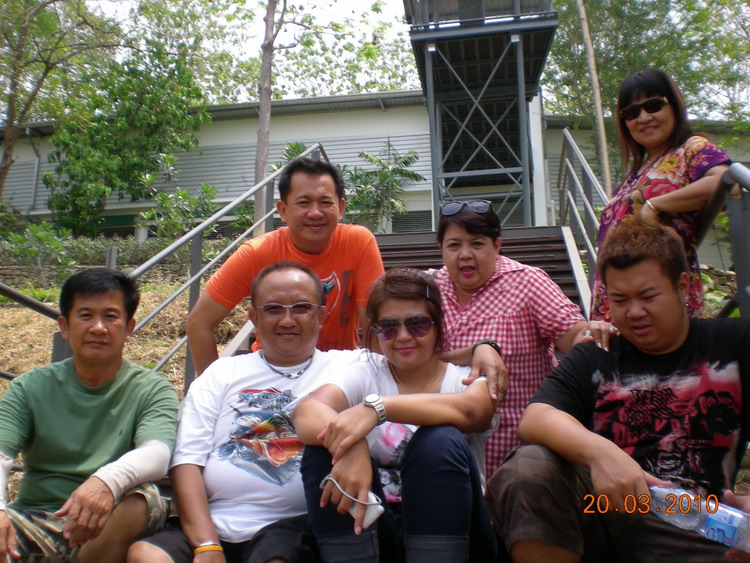 เราก็เลือกเดินมาทางสะพานไม้วนไปมาค่อยๆราดลงแล้วถ่ายรูปก่อนลง
 :grin: :grin: :grin: