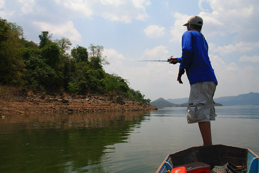 ล่องเรือมาปลาไม่ค่อยกัด....ก้อคิดยูเทิร์นกลับไปลานเทสะอื้น อีกครั้ง...

เอ้าไปไหนก้อไป ลานเทสะอื้น