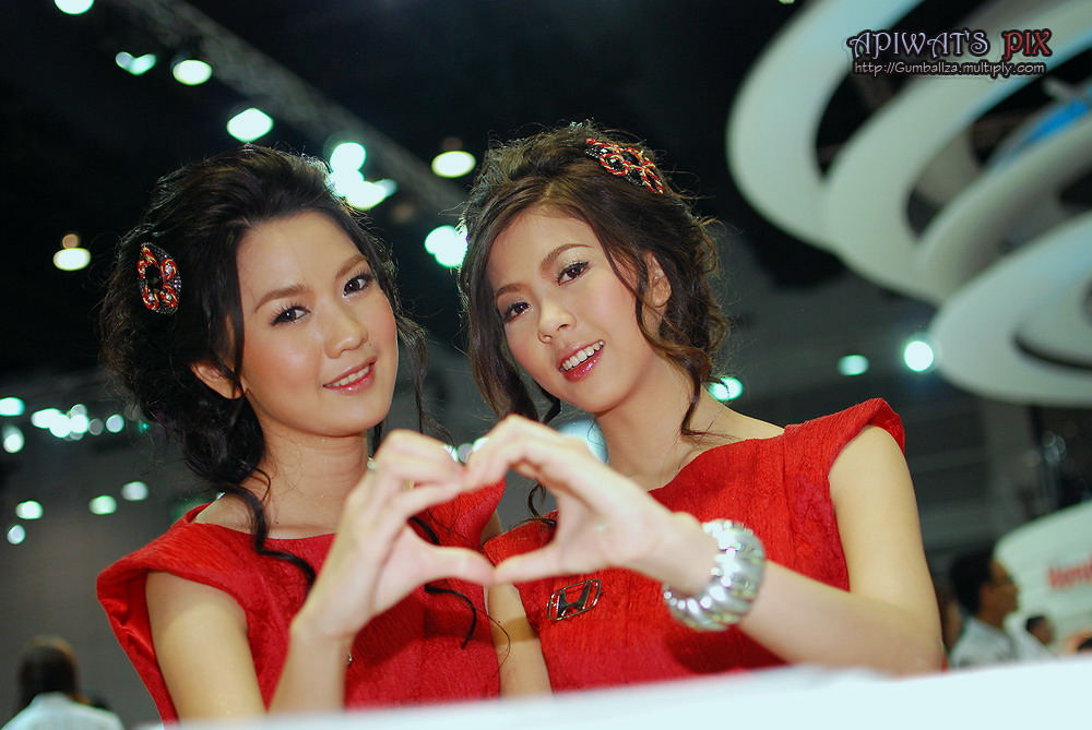 ใช้เลนส์ฟิกถ่ายยากหน่อยบังชาวบ้านเขาหมด  :laughing: :laughing: