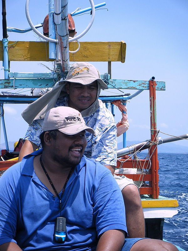  [b]ดูท่าทางเธอจะมีความสุขมากมายเหลือเกิน.. ในขณะที่ไต๋เรือต้องโหนทั้งตัวเพื่อคัดท้ายเรือ[/b]