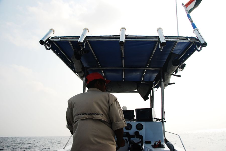กับตันเรือและไกด์และตากล้องให้เราตลอดทริป Mr.AKSHAY MALAVI  จาก  www.gamefishingindia.com