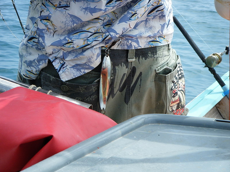 [b]การตกปลาบนเรือซึ่งมีเนื้อที่ให้ขยับตัวได้ไม่มาก ในขณะที่ความชุลมุนวุ่นวายมักจะเกิดขึ้นอยู่เสมอๆ.