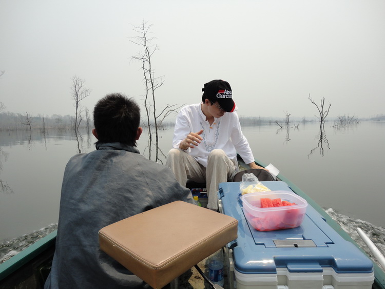 หลังจาก กินข้าวมื้อกลางวันแล้ว ลองต่อสาย หาน้า Dear Zero เพื่อถามไถ่ บรรยากาศ ของแม่ปืม พะเยา
หลังไ