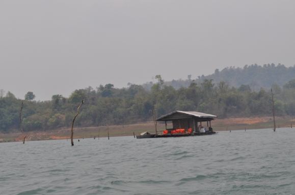 สุดท้ายภาพแพที่พัก เกือบลืมถ่ายเก็บไว้ขณะนั่งเรือกลับ
 :cry: :cry: :cry: :frown: