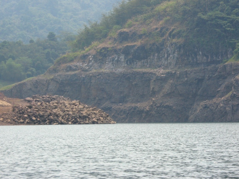 คลื่นผิวน้ำชักไม่เรียบแล้วหาฝูงก็ไม่เห็นขึ้นเลย  แวะที่พักตกปลาหน้าดินด้วยกินข้าวด้วยดีกว่าพี่โก :gr